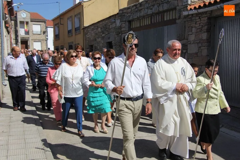 Foto 5 - Los vecinos de Almendra acompa&ntilde;an a San Miguel en el d&iacute;a grande de las fiestas  