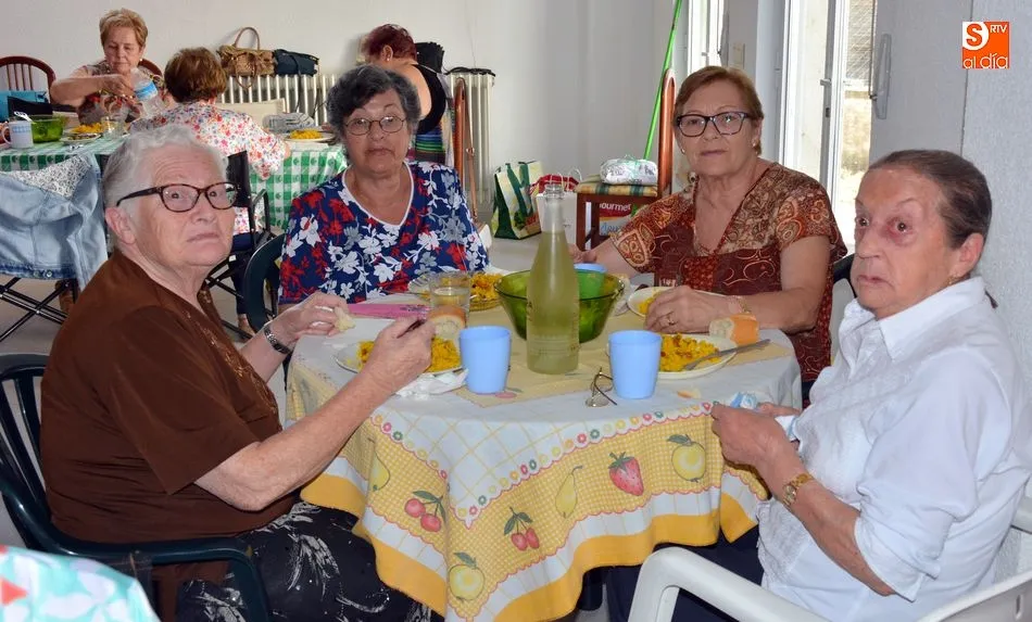 Foto 9 - Una paella abre la jornada de convivencia de las mujeres de la asociaci&oacute;n &lsquo;Villa de Lumbrales&rsquo;
