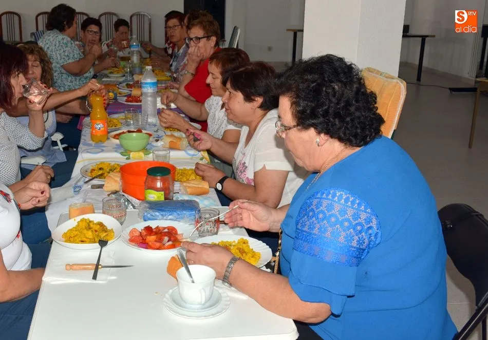 Foto 2 - Una paella abre la jornada de convivencia de las mujeres de la asociaci&oacute;n &lsquo;Villa de Lumbrales&rsquo;
