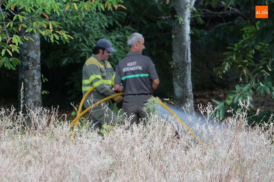 Foto 4 - Los bomberos extinguen un peque&ntilde;o incendio en las cercan&iacute;as de San Miguel de Valero