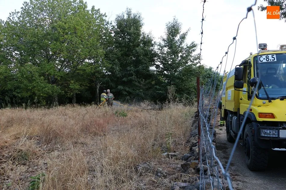 Foto 3 - Los bomberos extinguen un peque&ntilde;o incendio en las cercan&iacute;as de San Miguel de Valero