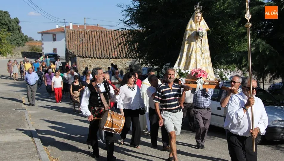 La Virgen del Rosario volvió a salir en procesión por las calles de Sardón de los Frailes / MARIBEL SÁNCHEZ