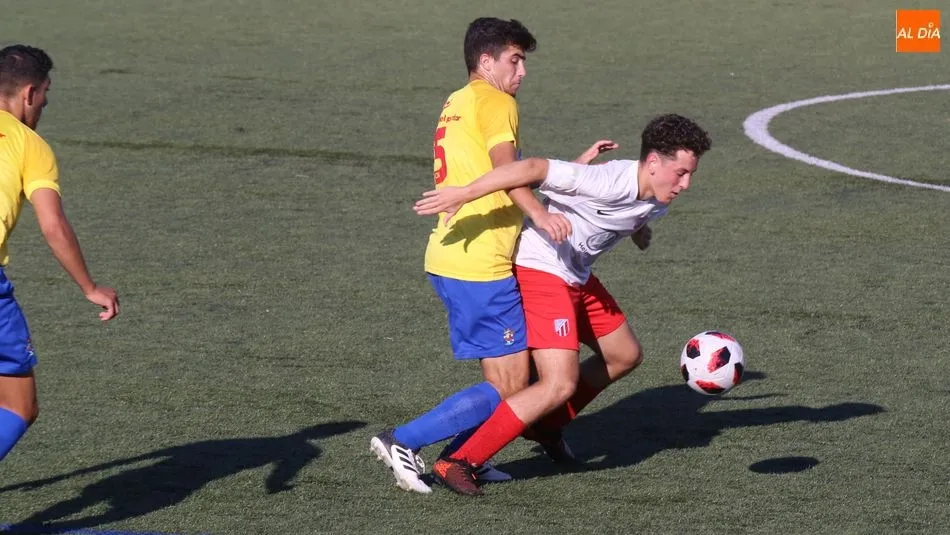 Un jugador del Santa Marta protege la pelota ante la presión de un rival. Fotos: Alberto Martín