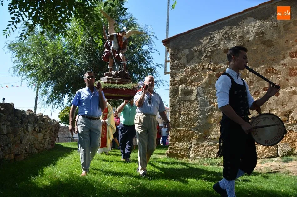 Foto 11 - Los vecinos de Santiz viven el d&iacute;a grande de sus fiestas honrando a San Miguel Arc&aacute;ngel  