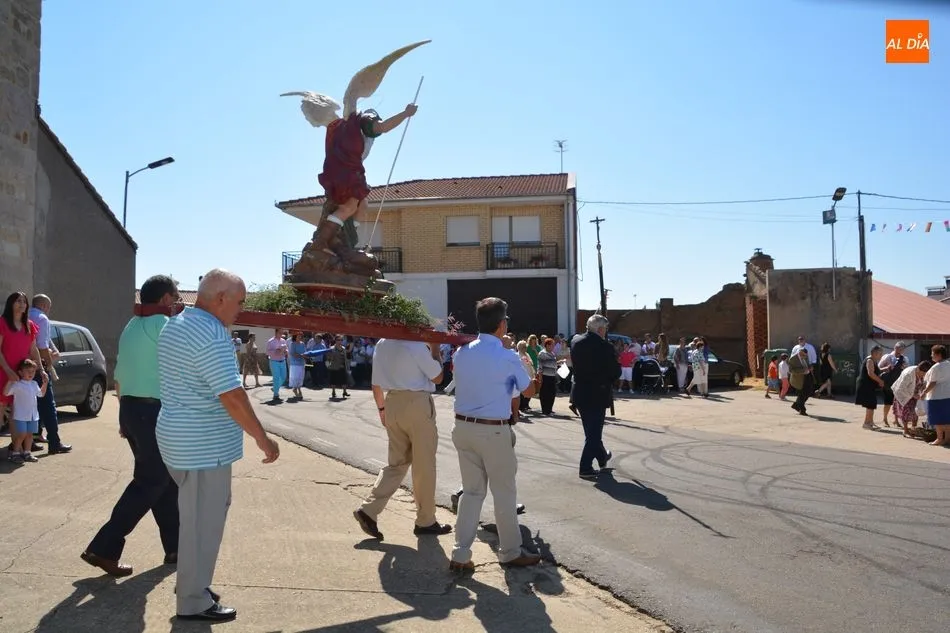 Foto 9 - Los vecinos de Santiz viven el d&iacute;a grande de sus fiestas honrando a San Miguel Arc&aacute;ngel  
