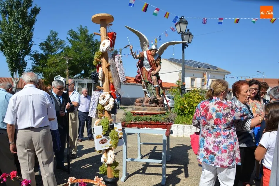 Foto 5 - Los vecinos de Santiz viven el d&iacute;a grande de sus fiestas honrando a San Miguel Arc&aacute;ngel  