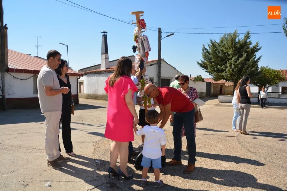 Foto 4 - Los vecinos de Santiz viven el d&iacute;a grande de sus fiestas honrando a San Miguel Arc&aacute;ngel  
