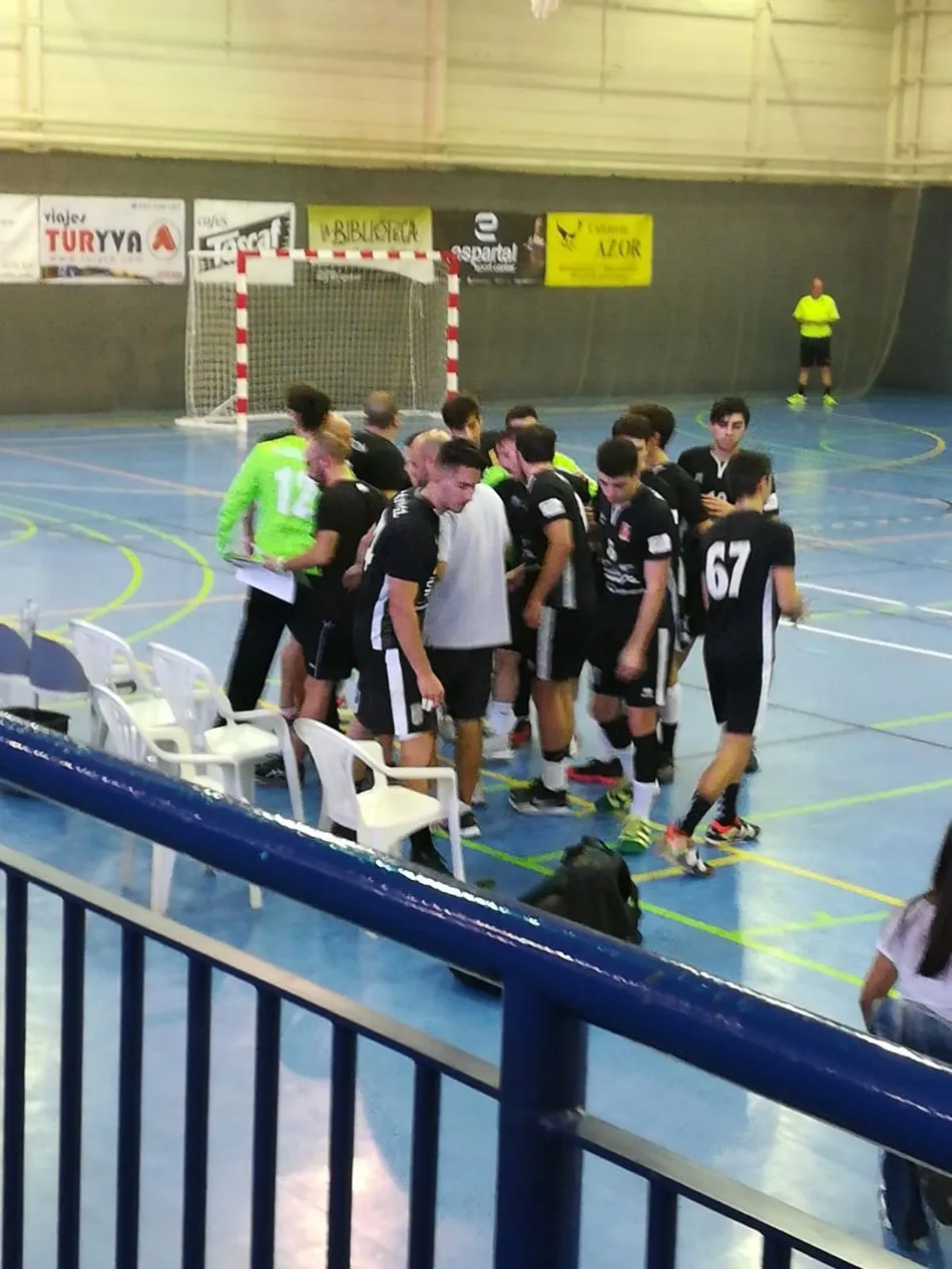 Foto 11 - El Autocares Sanal&oacute;n cae por la m&iacute;nima en la cancha del Caf&eacute;s Toscaf (24-23)
