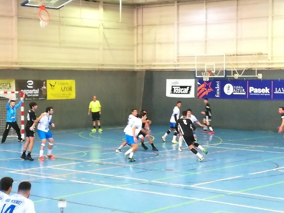 Foto 9 - El Autocares Sanal&oacute;n cae por la m&iacute;nima en la cancha del Caf&eacute;s Toscaf (24-23)