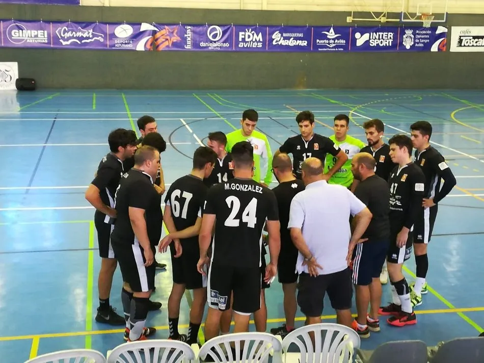 Diego Vieira da instrucciones a sus jugadores en un tiempo muerto.