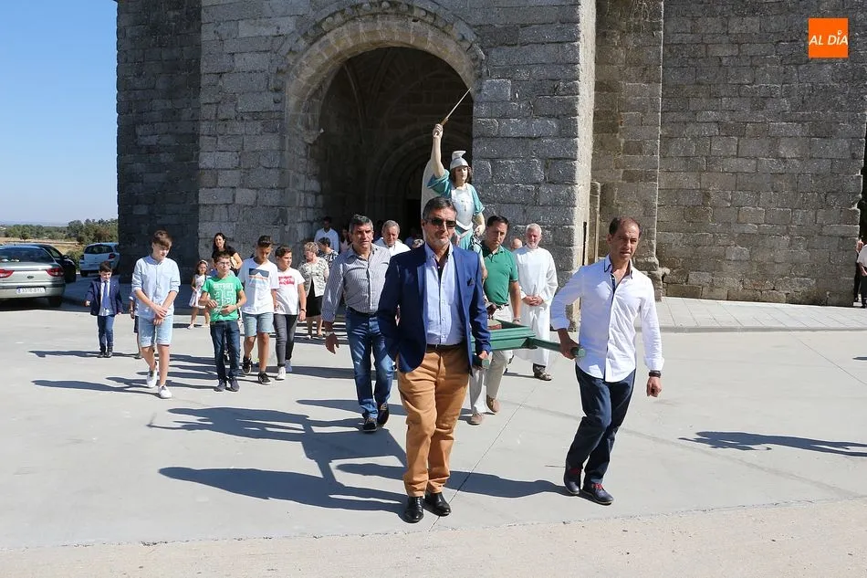 Los vecinos ofrecen un sentido homenaje a San Miguel
