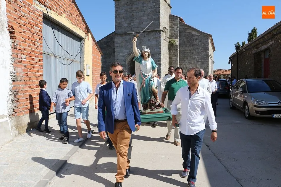 Foto 9 - Los vecinos ofrecen un sentido homenaje a San Miguel