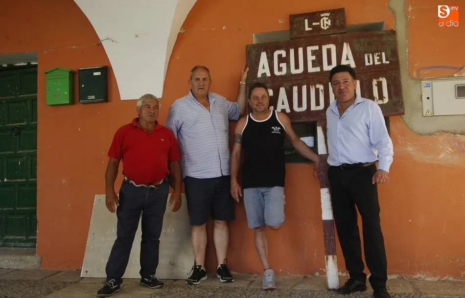 El alcalde, junto a varias de las personas que venían apostando por llevar allí a Franco | Foto Adrián Martín