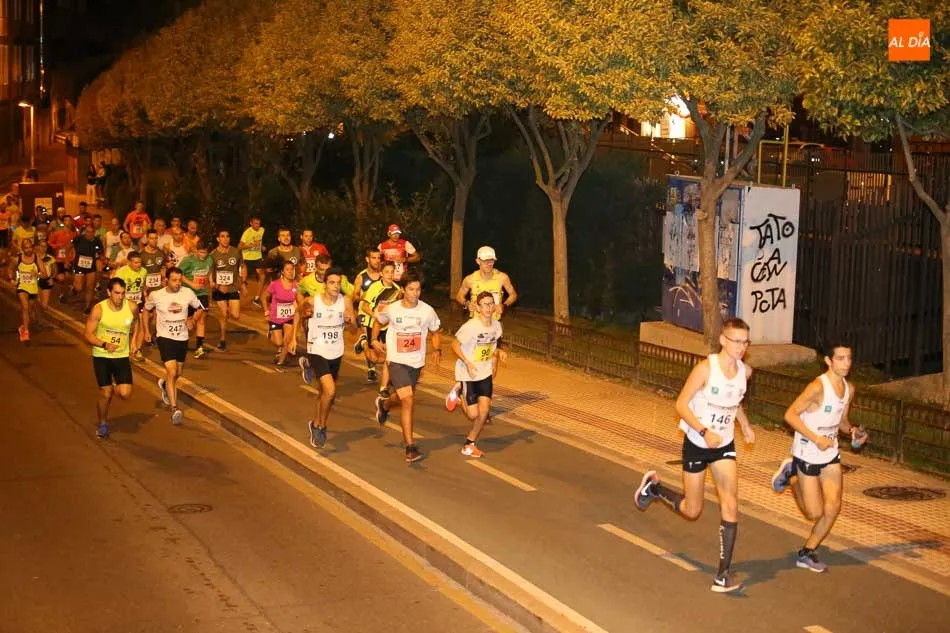 Foto 11 - Salamanca a Tope acoge una nueva multitudinaria Carrera Nocturna por las calles del centro de...