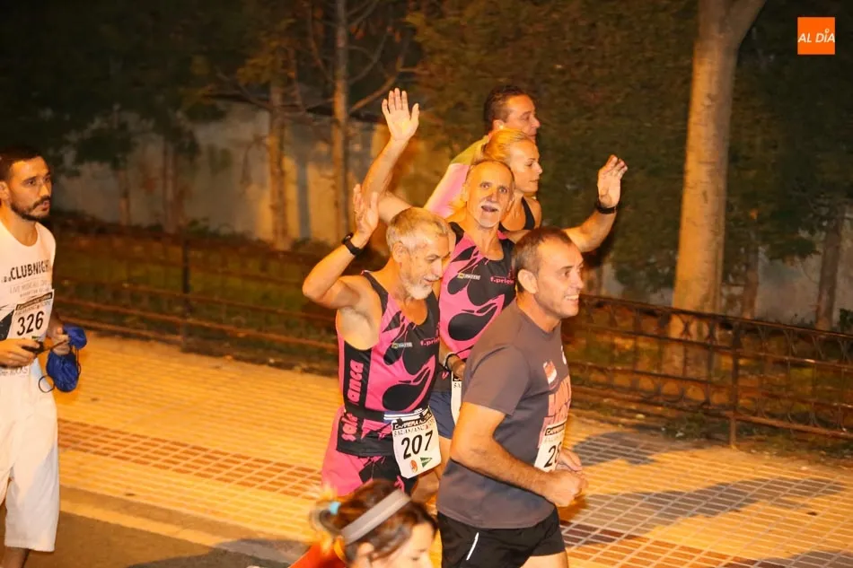 Foto 10 - Salamanca a Tope acoge una nueva multitudinaria Carrera Nocturna por las calles del centro de...