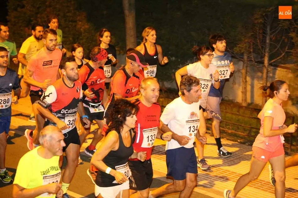 Foto 9 - Salamanca a Tope acoge una nueva multitudinaria Carrera Nocturna por las calles del centro de...