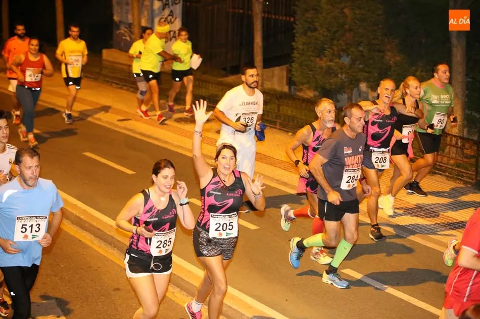 Foto 3 - Salamanca a Tope acoge una nueva multitudinaria Carrera Nocturna por las calles del centro de...