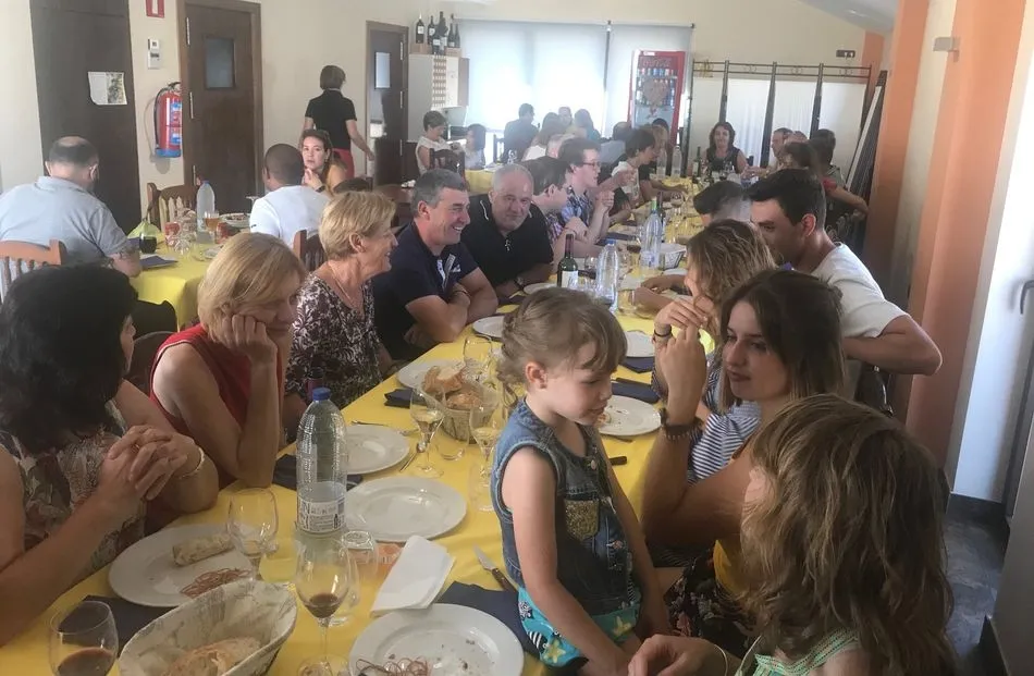 Foto 9 - La familia Bartol se re&uacute;ne en torno a la mesa en el restaurante El Rollo de Vilvestre  