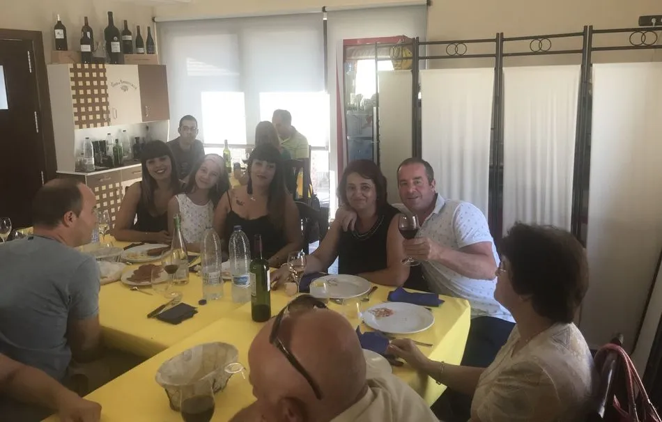 Foto 8 - La familia Bartol se re&uacute;ne en torno a la mesa en el restaurante El Rollo de Vilvestre  