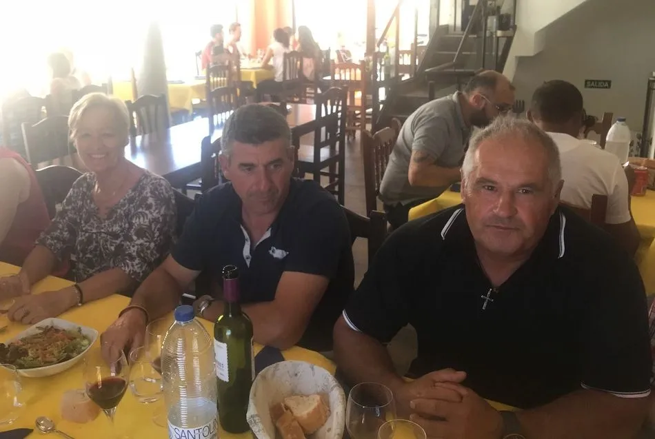 Foto 7 - La familia Bartol se re&uacute;ne en torno a la mesa en el restaurante El Rollo de Vilvestre  