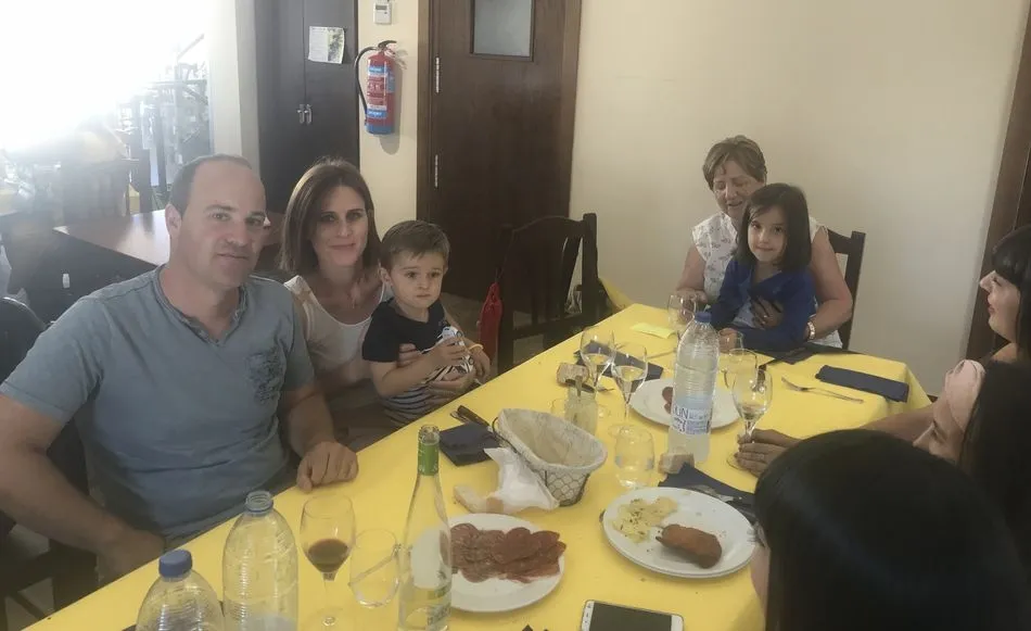 Foto 6 - La familia Bartol se re&uacute;ne en torno a la mesa en el restaurante El Rollo de Vilvestre  