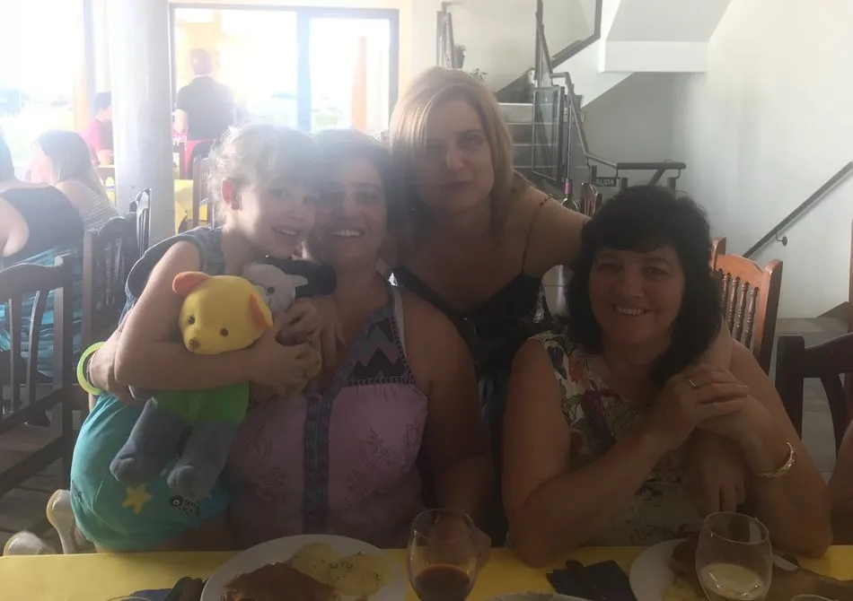 Foto 2 - La familia Bartol se re&uacute;ne en torno a la mesa en el restaurante El Rollo de Vilvestre  