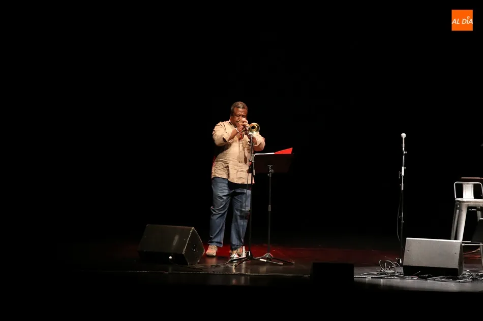 Foto 7 - Toni Zenet inunda de m&uacute;sica el CAEM con su nuevo trabajo &lsquo;Si sucede, conviene&rsquo;  