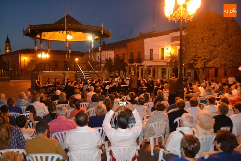 Foto 10 - Multitudinaria celebraci&oacute;n en honor a San Miguel con m&aacute;s de 900 raciones de paella y lleno en la...