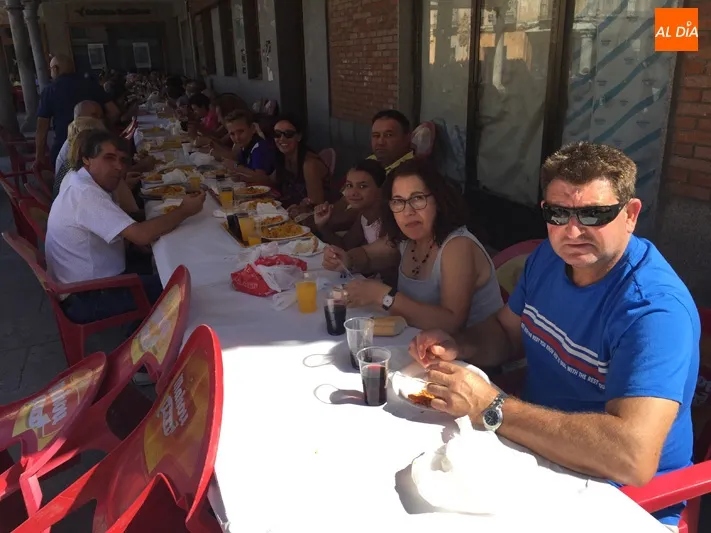 Foto 8 - Multitudinaria celebraci&oacute;n en honor a San Miguel con m&aacute;s de 900 raciones de paella y lleno en la...