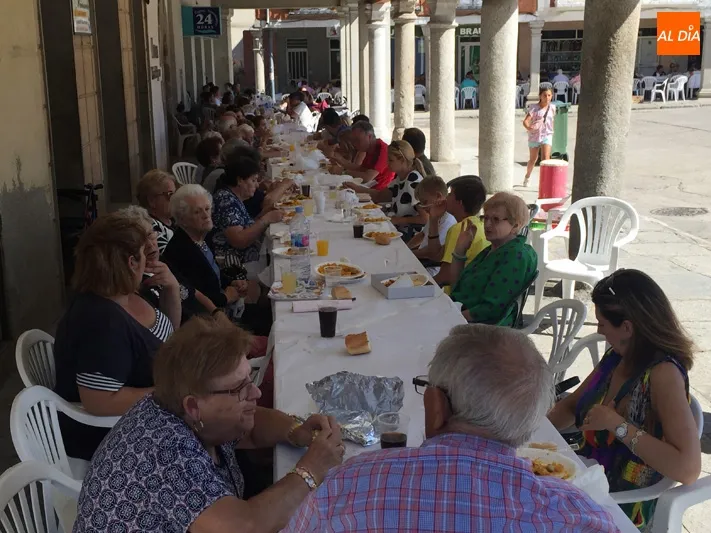 Foto 7 - Multitudinaria celebraci&oacute;n en honor a San Miguel con m&aacute;s de 900 raciones de paella y lleno en la...