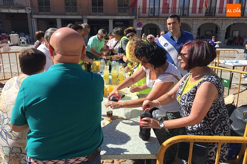 Foto 6 - Multitudinaria celebraci&oacute;n en honor a San Miguel con m&aacute;s de 900 raciones de paella y lleno en la...