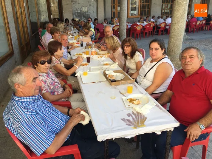 Foto 5 - Multitudinaria celebraci&oacute;n en honor a San Miguel con m&aacute;s de 900 raciones de paella y lleno en la...