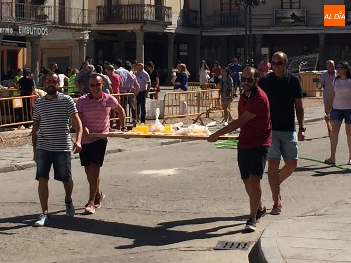 Foto 4 - Multitudinaria celebraci&oacute;n en honor a San Miguel con m&aacute;s de 900 raciones de paella y lleno en la...
