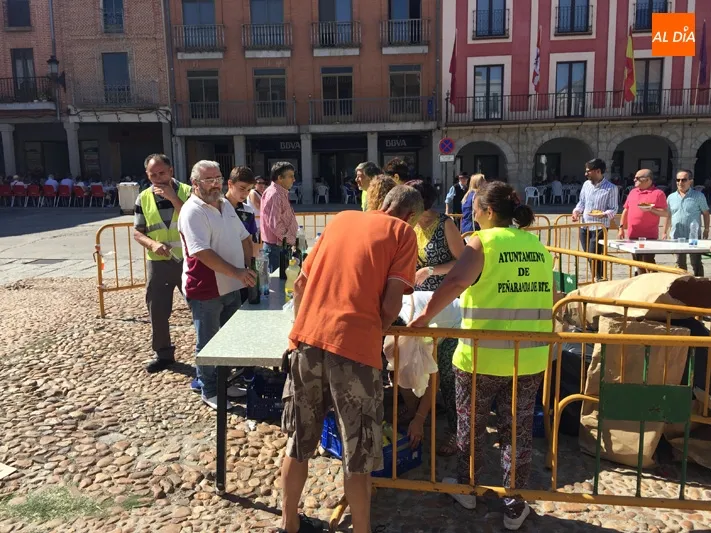 Foto 3 - Multitudinaria celebraci&oacute;n en honor a San Miguel con m&aacute;s de 900 raciones de paella y lleno en la...