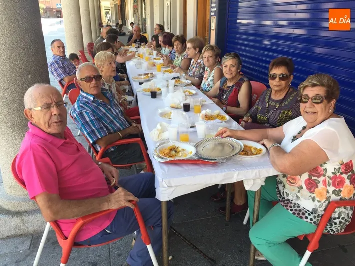 Foto 2 - Multitudinaria celebraci&oacute;n en honor a San Miguel con m&aacute;s de 900 raciones de paella y lleno en la...