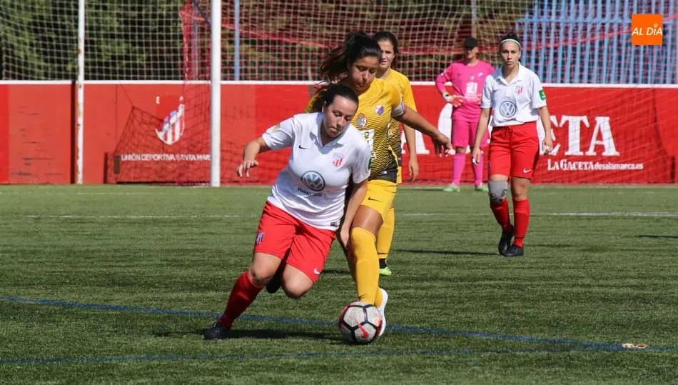 Una acción del encuentro de Primera Regional Femenina entre el Santa Marta y la Ponferradina. Fotos: Alberto Martín
