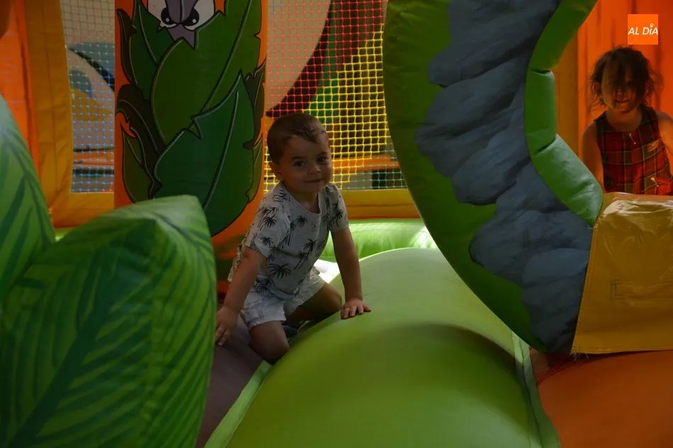 Foto 9 - Saltos de altura y mucha diversi&oacute;n en el parque infantil de Santiz  