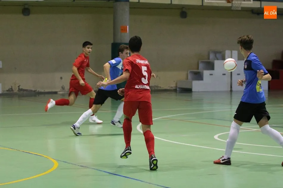 Foto 10 - El Alhambra Juvenil vence con autoridad al CD Trepalio