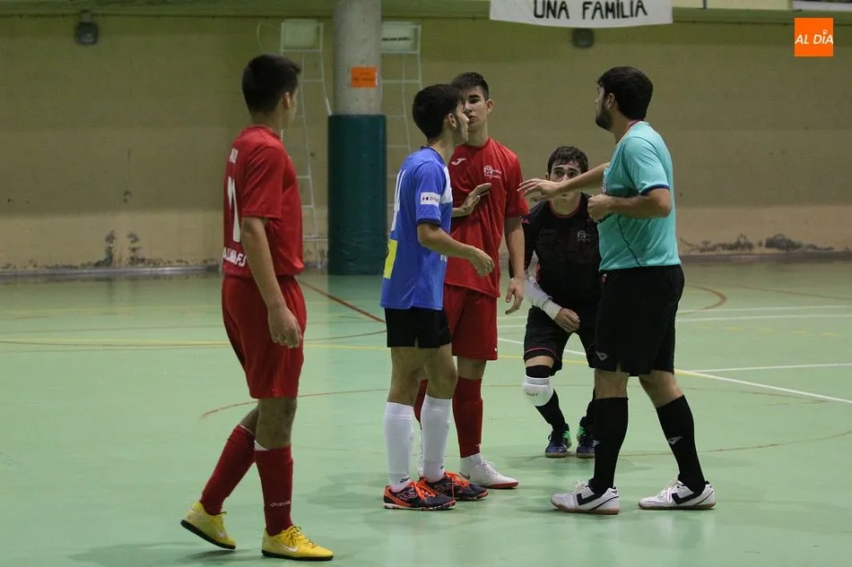 Foto 3 - El Alhambra Juvenil vence con autoridad al CD Trepalio