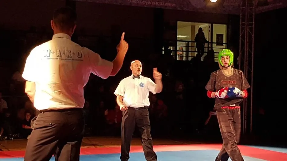 Juan Manuel Macías Velasco durante un arbitraje en la copa WAKO.