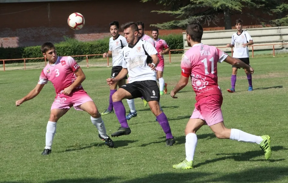 Foto 8 - El Ciudad Rodrigo rasca un punto contra el Universidad de Valladolid en el tramo final  