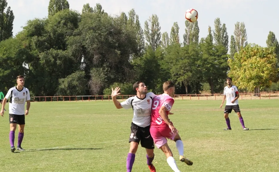 Foto 5 - El Ciudad Rodrigo rasca un punto contra el Universidad de Valladolid en el tramo final  