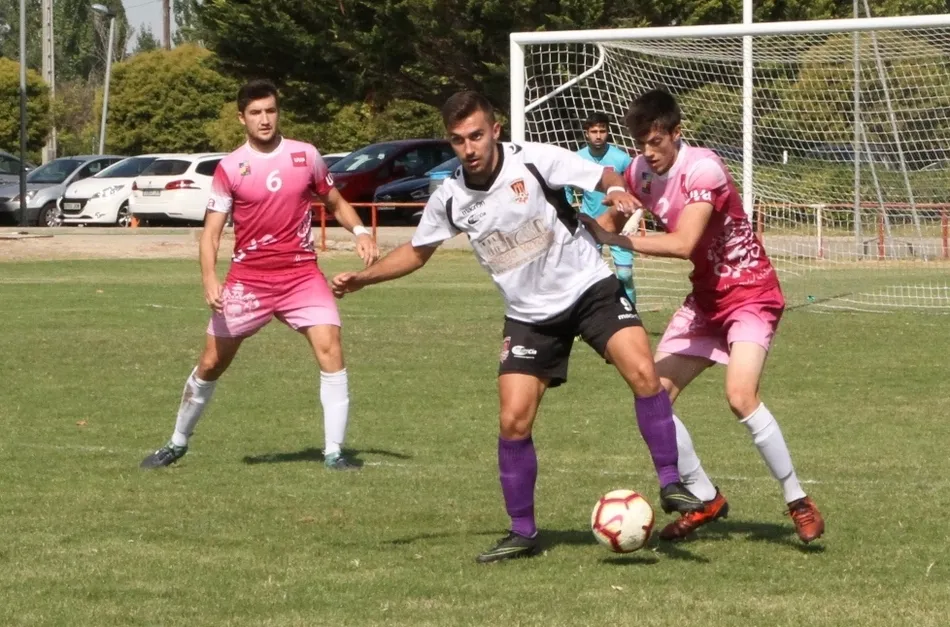 Foto 4 - El Ciudad Rodrigo rasca un punto contra el Universidad de Valladolid en el tramo final  