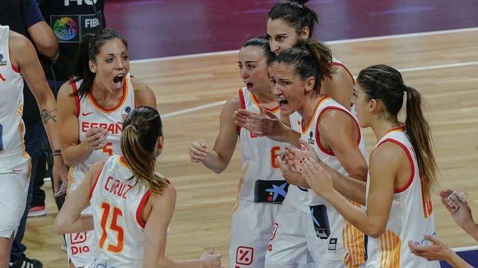 Foto 2 - Silvia Dom&iacute;nguez, Laura Gil y Bel&eacute;n Arrojo se cuelgan el bronce con Espa&ntilde;a en el Mundial canario ...