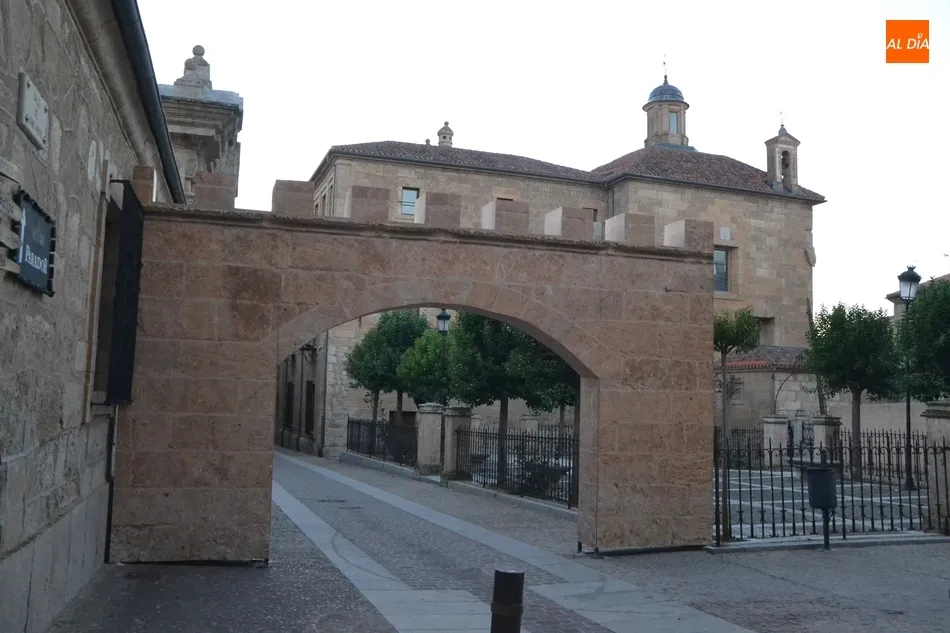 Instalado un novedoso arco dentro de la ornamentación para la Feria Medieval  