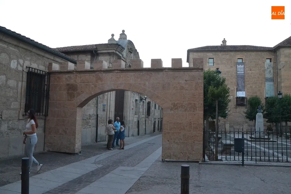Foto 9 - Instalado un novedoso arco dentro de la ornamentaci&oacute;n para la Feria Medieval  