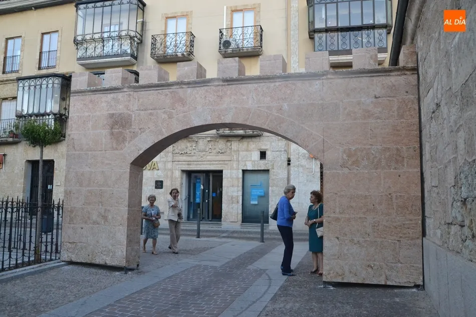 Foto 7 - Instalado un novedoso arco dentro de la ornamentaci&oacute;n para la Feria Medieval  