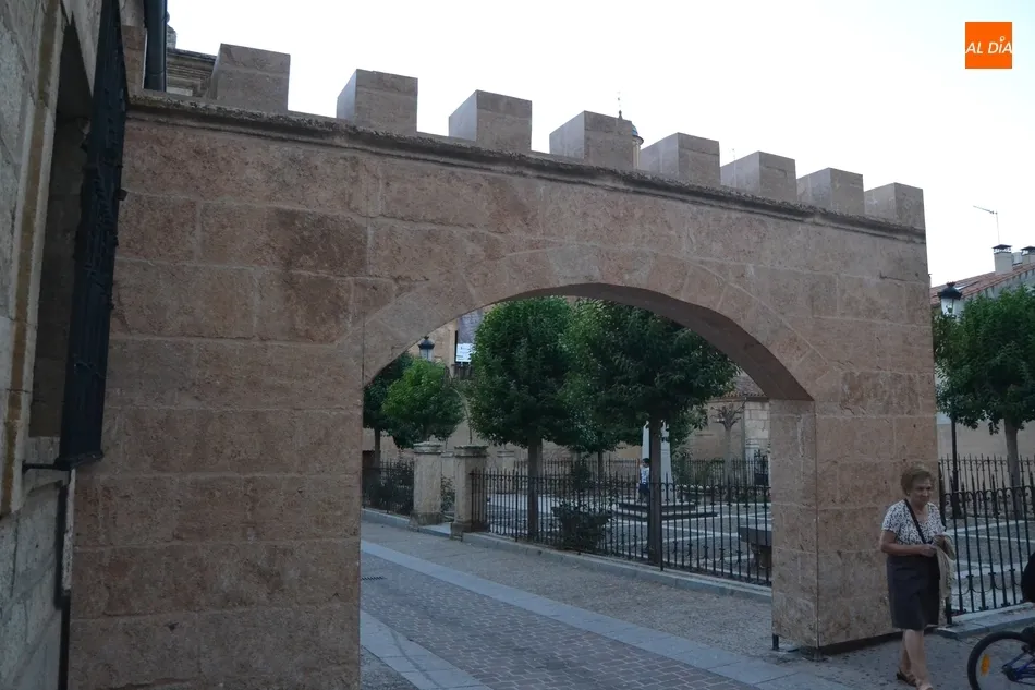 Foto 5 - Instalado un novedoso arco dentro de la ornamentaci&oacute;n para la Feria Medieval  