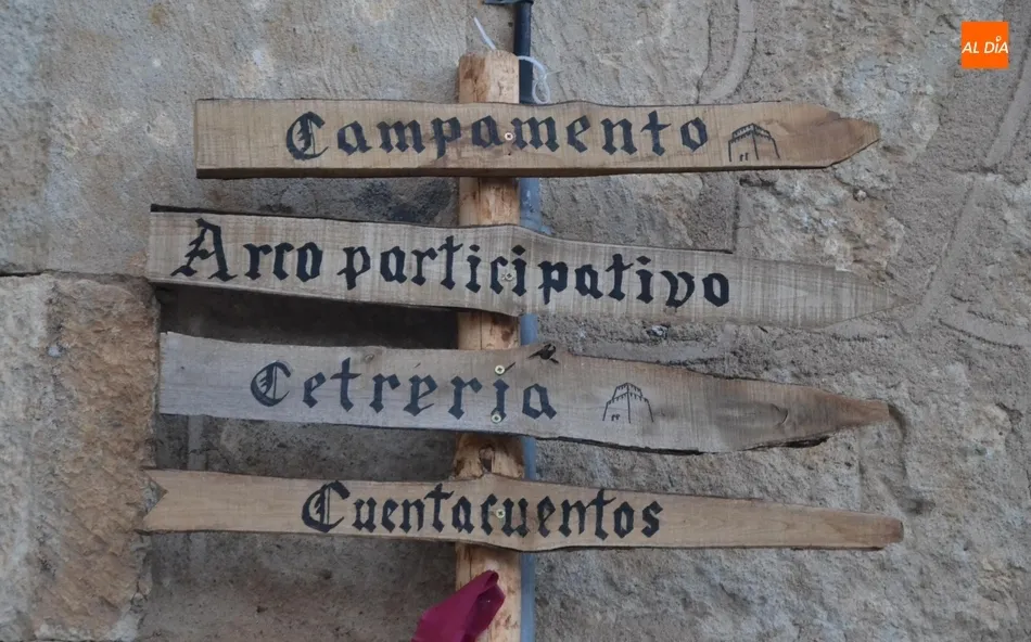 Foto 4 - Instalado un novedoso arco dentro de la ornamentaci&oacute;n para la Feria Medieval  