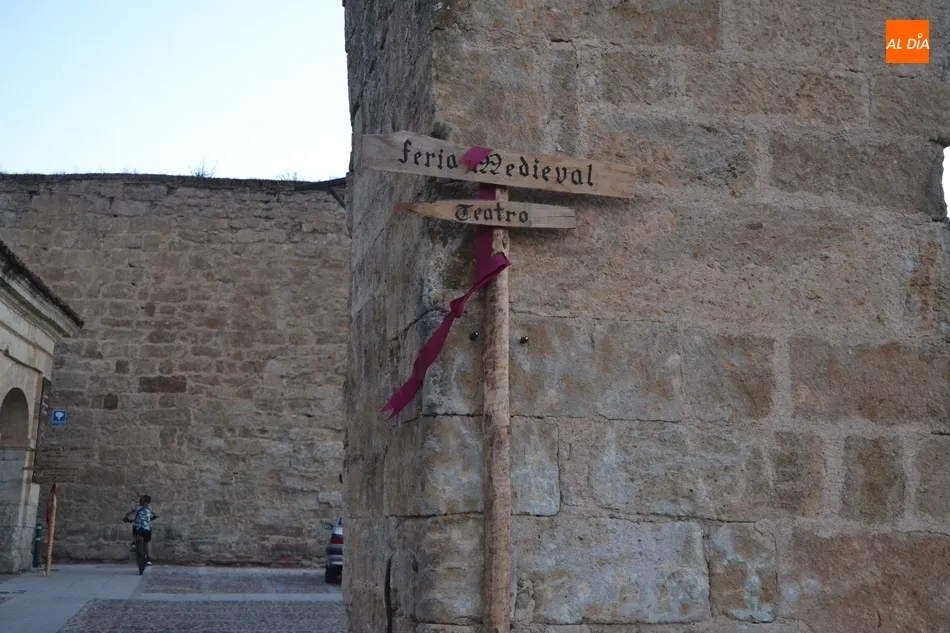Foto 3 - Instalado un novedoso arco dentro de la ornamentaci&oacute;n para la Feria Medieval  